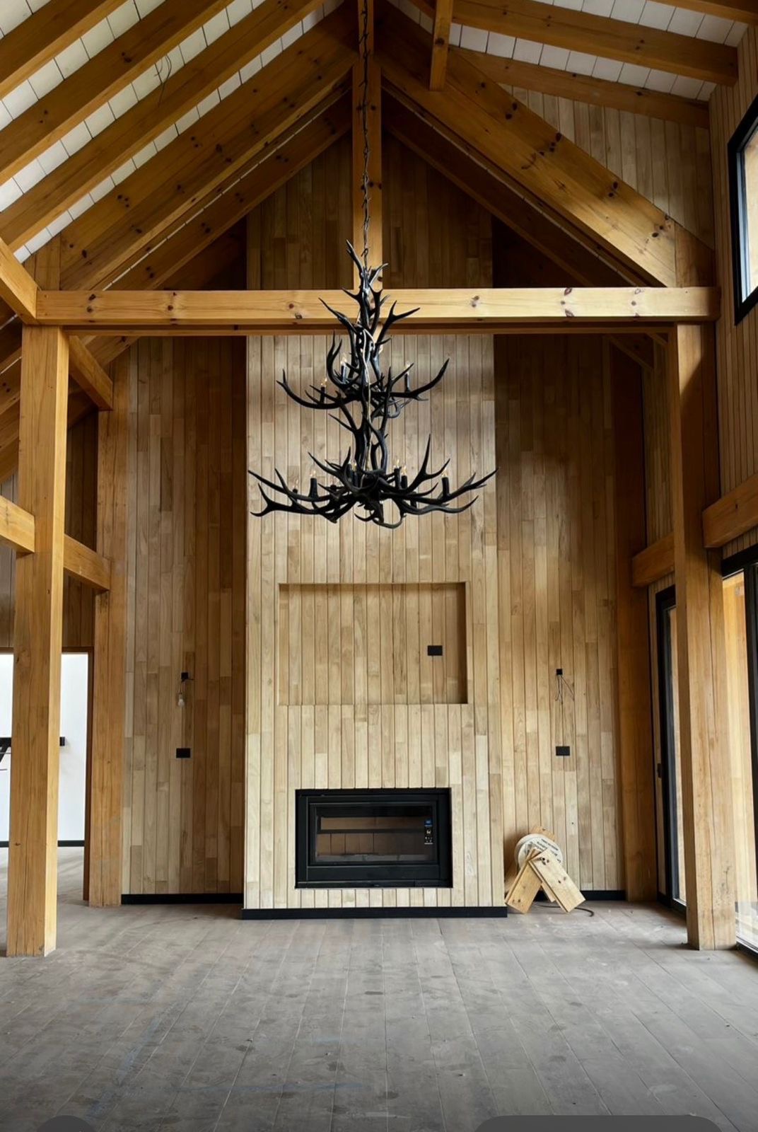 Interior de la obra Bariloche, living de doble altura en madera