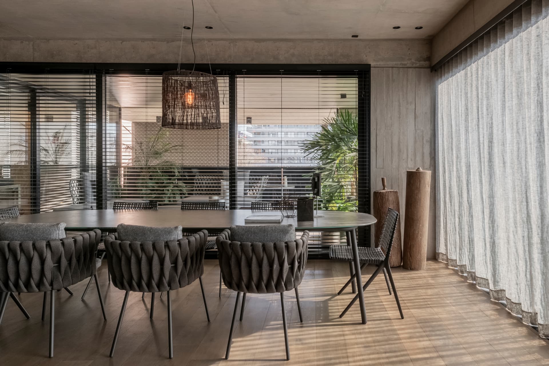 Interior de la obra María, comedor con piso de madera
