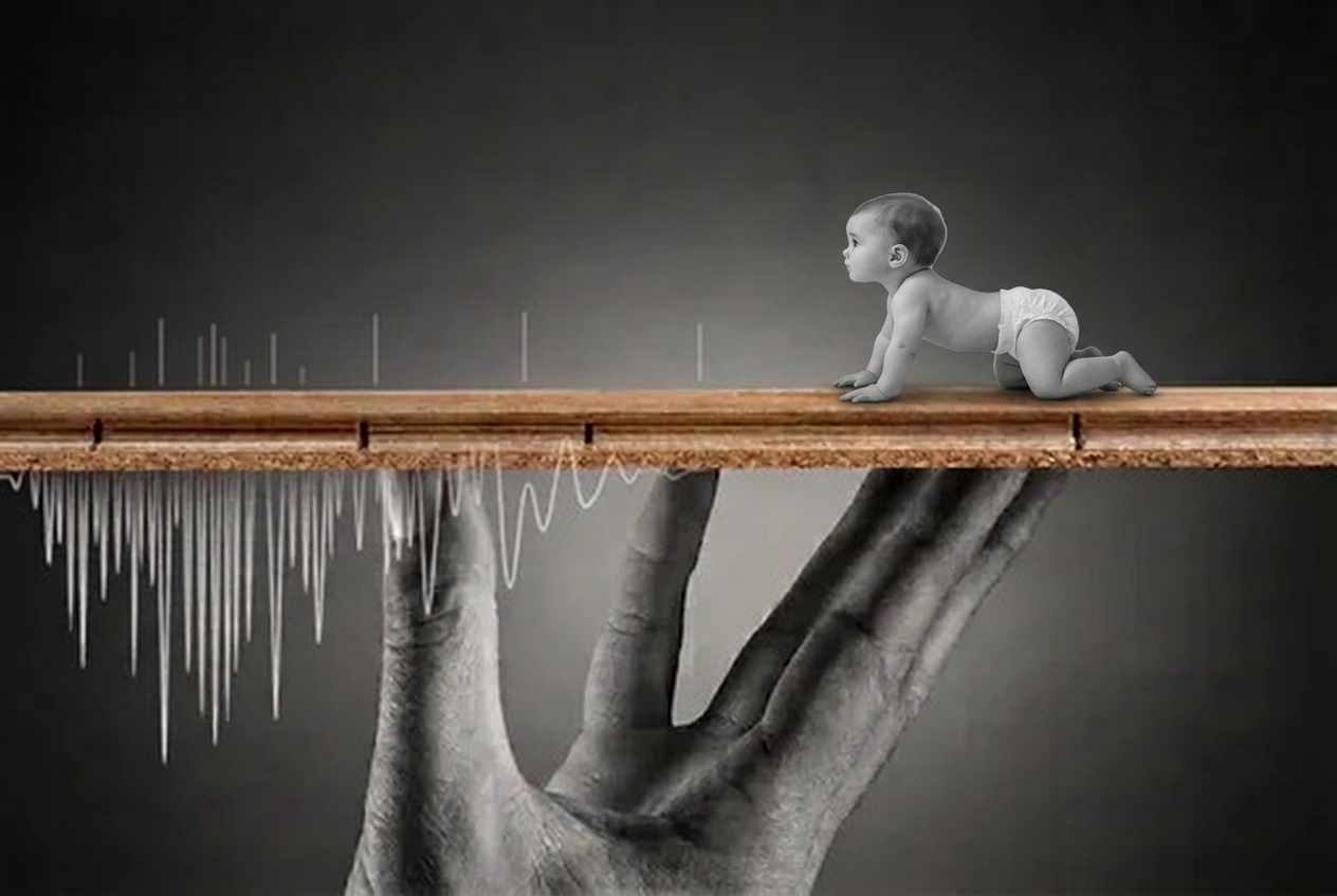 Un bebé gateando en blanco y negro sobre la tabla de la colección Family, el silencio bajo los pies