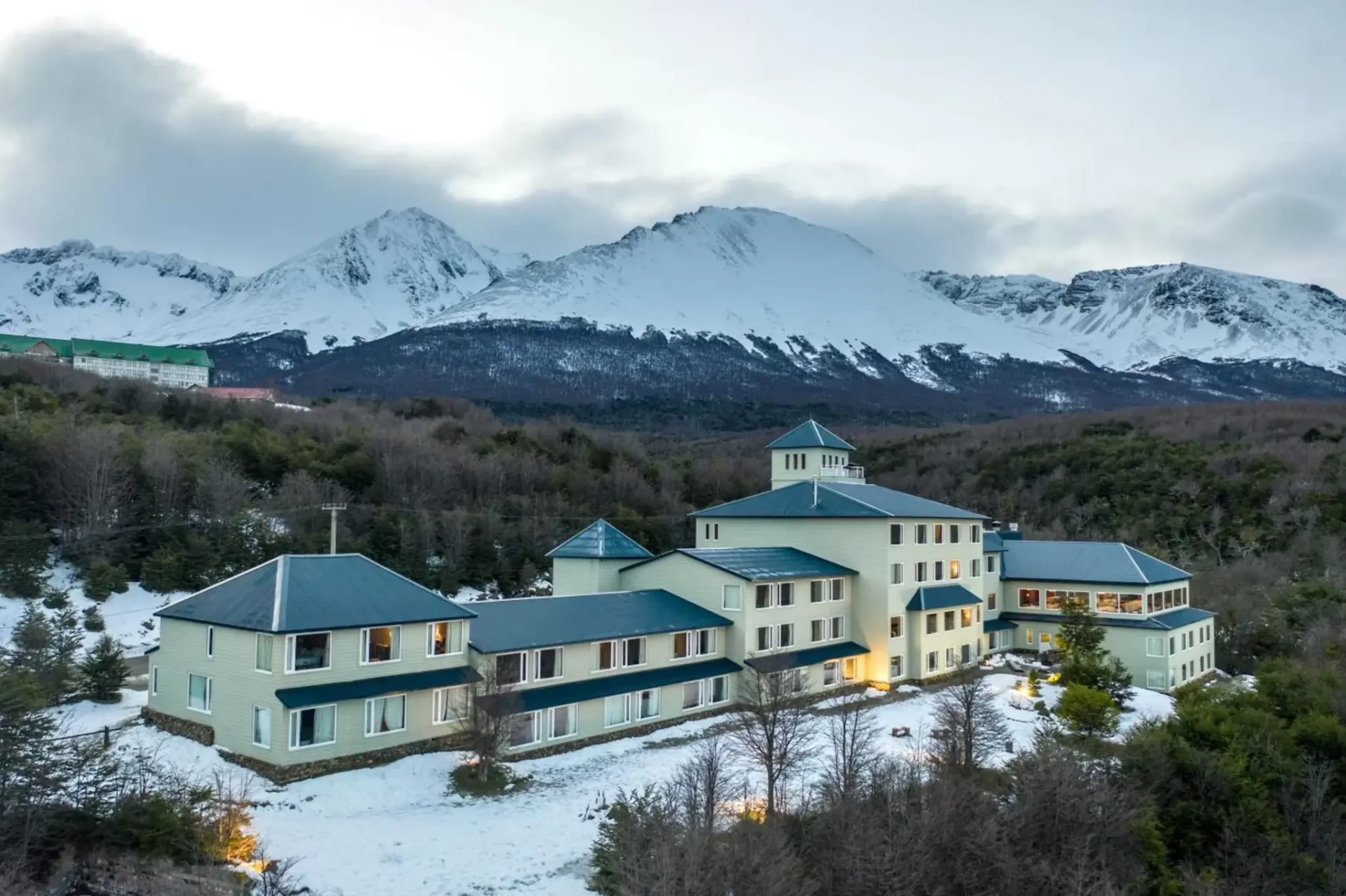 Fachada de la obra Los Acebos al pie de la montaña nevada