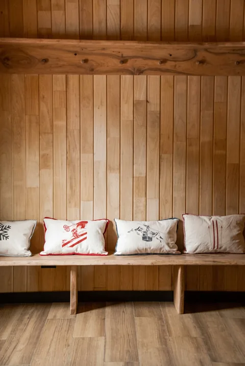 Banca contra el muro entablado, con almohadones ilustrados de esquí