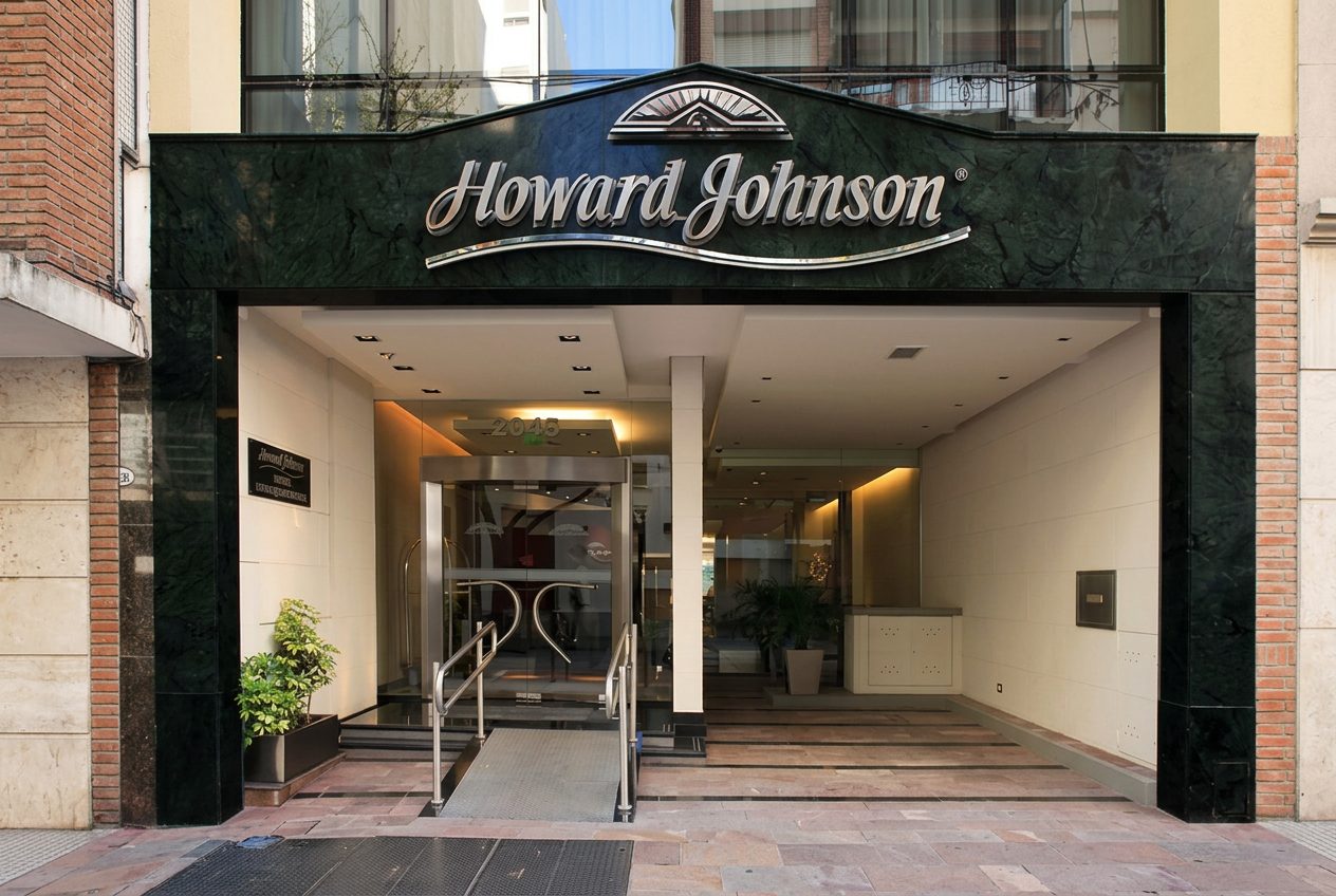 Fachada del hotel con revestimiento de mármol verde