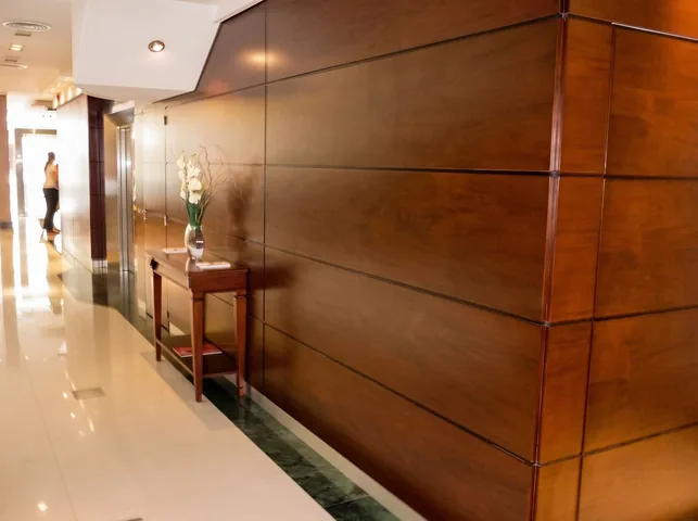 Lobby con muro revestido en paneles de madera