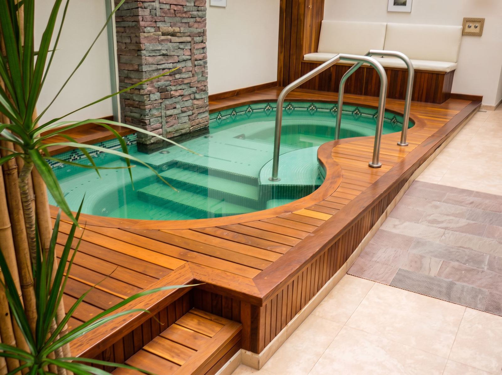 Deck curvo de madera del spa del hotel Howard Johnson Boutique Recoleta