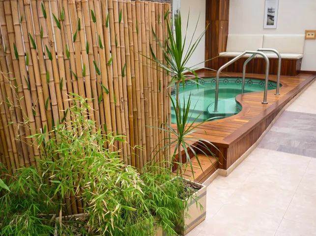 Cerco de bambú y plantas frente al deck del spa