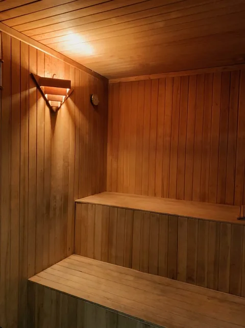 Sauna revestido íntegramente en listones de madera