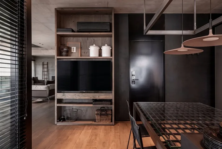 Mueble de madera y comedor con lámparas colgantes