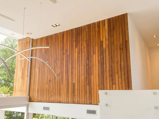 Doble altura con muro de listones de madera