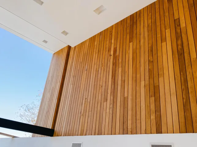 Muro de listones de madera bajo el alero