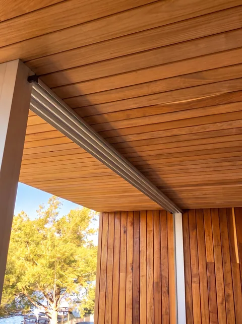 Encuentro del cielorraso y el muro de madera en la galería