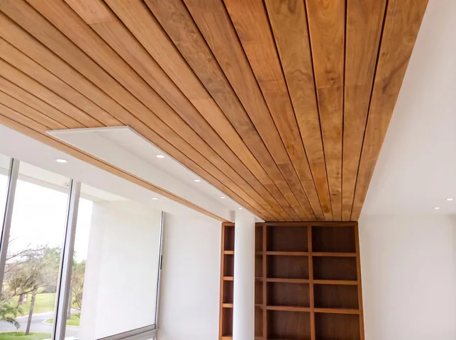 Cielorraso de madera y biblioteca a medida