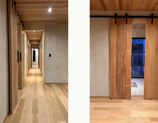 Dos vistas: puertas corredizas de madera y pasillo con piso de roble