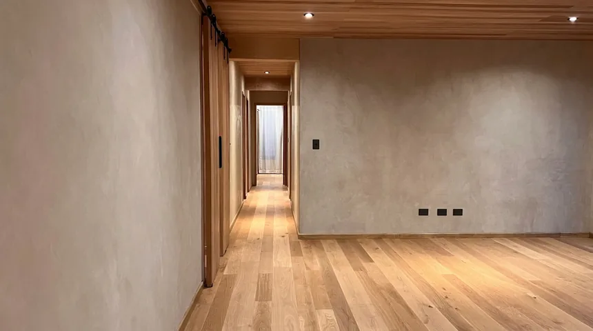 Hall: puertas corredizas de madera y piso de roble