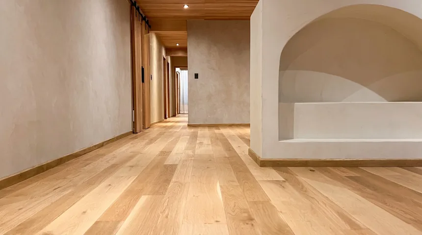 Piso de roble en perspectiva hacia el pasillo