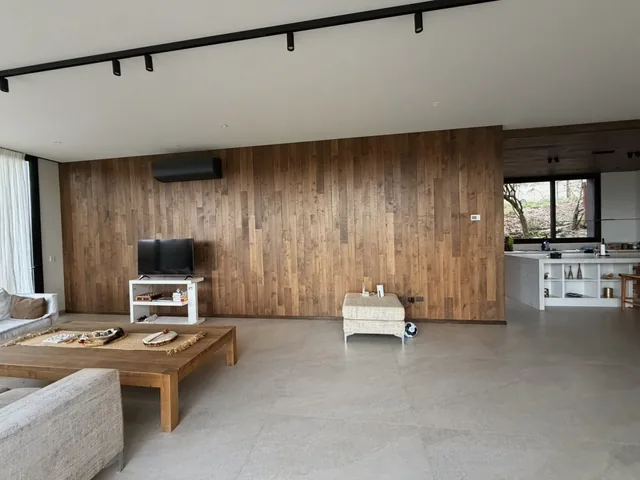 Comedor bajo el cielorraso de madera