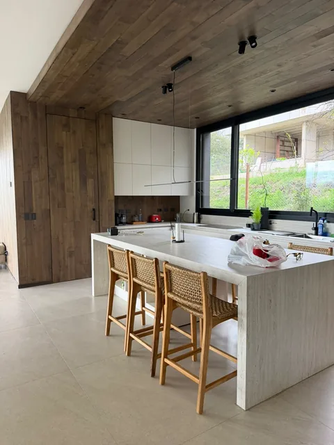 La cocina, piedra y madera