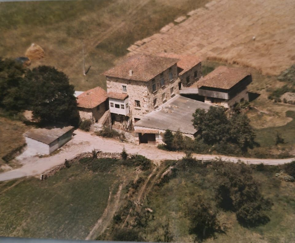 Vista aérea del pueblo de Emilio en Asturias