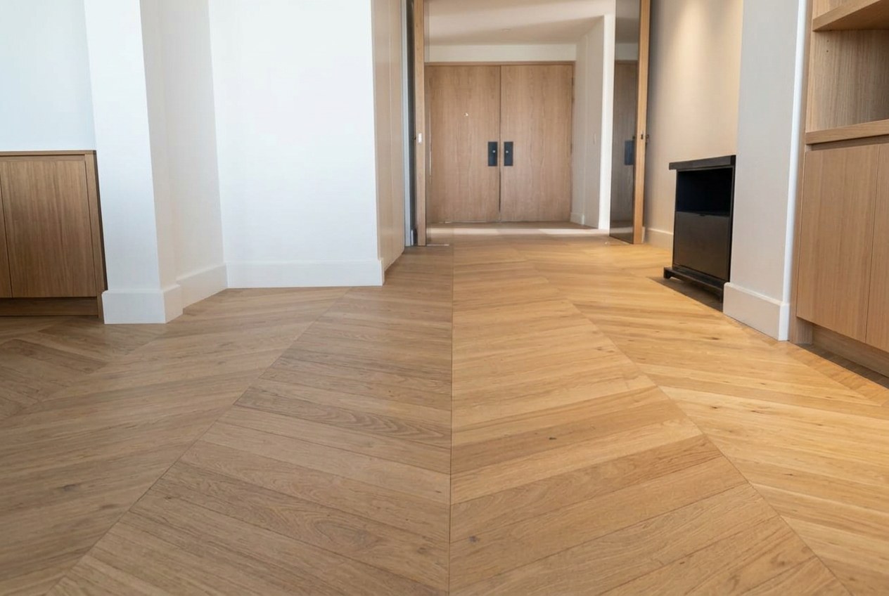 Piso de roble en espiga húngara a lo largo de un pasillo